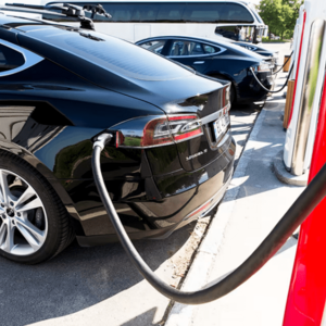 Установка зарядных станций на парковках: удобство для автовладельцев и возможности для бизнеса