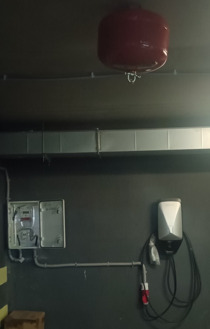 Установка зарядных станций для электромобилей Lixiang и Avatr в подземном паркинге ЖК IMG_20251230_112309