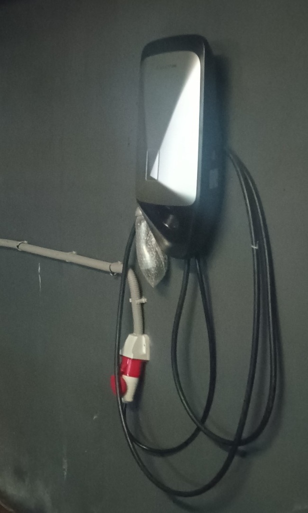 Установка зарядных станций для электромобилей Lixiang и Avatr в подземном паркинге ЖК IMG_20251230_112518