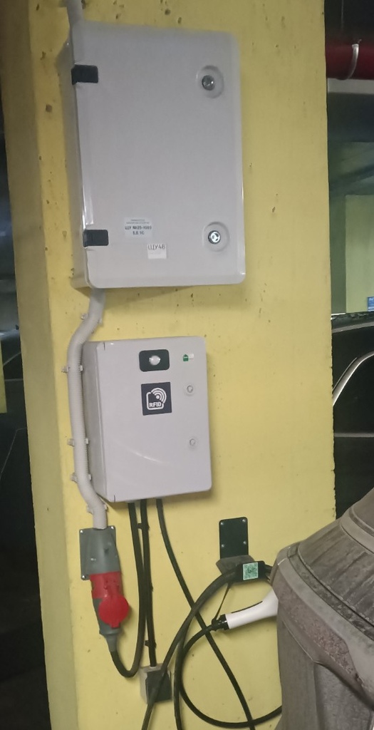 Установка зарядных станций для электромобилей Lixiang и Avatr в подземном паркинге ЖК IMG_20251230_113101