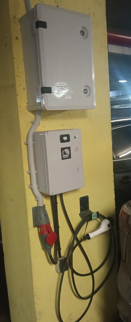Установка зарядных станций для электромобилей Lixiang и Avatr в подземном паркинге ЖК IMG_20251230_113109