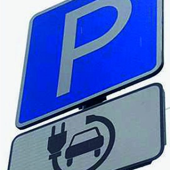 Дорожный знак парковки с табличкой ParkCharge ДЗ648431