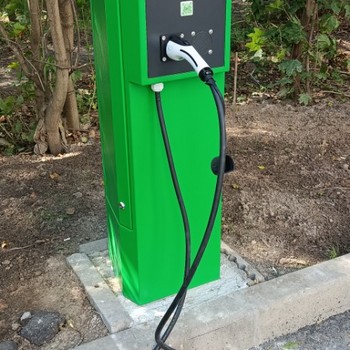 Установка уличной зарядной станции ParkCharge1.2 на уличной парковке ЖК