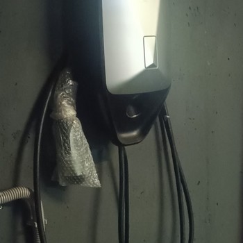 Установка зарядных станций для электромобилей Lixiang и Avatr в подземном паркинге ЖК