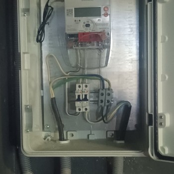 Установка  щита учета для зарядной станции в подземном паркинге