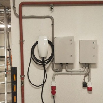 Установка  щита учета для зарядной станции в подземном паркинге