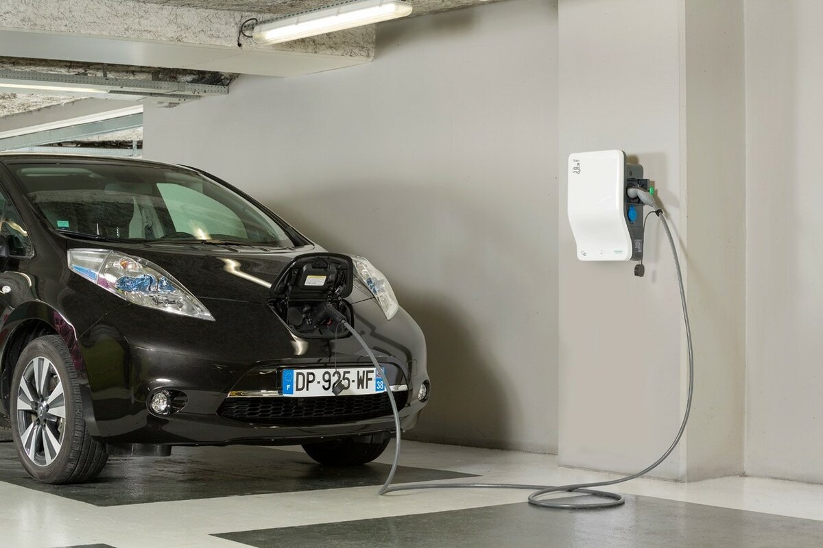Зарядка электромобиля в домашних условиях - что нужно знать?